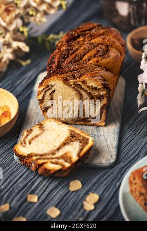 Gedrehte Babka mit Walnüssen. Bäckerei- und Süßwarenprodukte Stockfoto