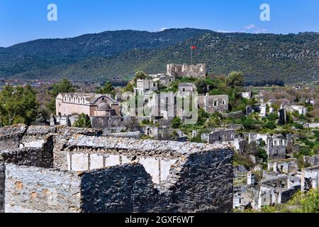 Das verlassene griechische Dorf Kayakoy, auch bekannt als Karmilissos oder Geisterstadt Kayakoy, Fethiye, Provinz Mugla, südwestliche Türkei. Mittelmeer c Stockfoto