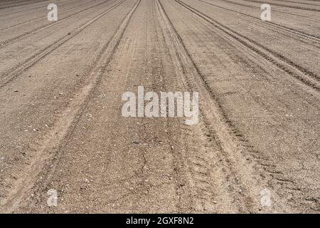 Blick auf den Boden eines gepflügten und gepressten Feldes, bereit für die Aussaat im Frühjahr Stockfoto