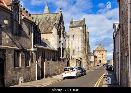 ST ANDREWS FIFE SCOTLAND BLICK AUF DIE NORTH CASTLE STREET, VORBEI AN DER SAINTS CHURCH UND ZUM SCHLOSS Stockfoto