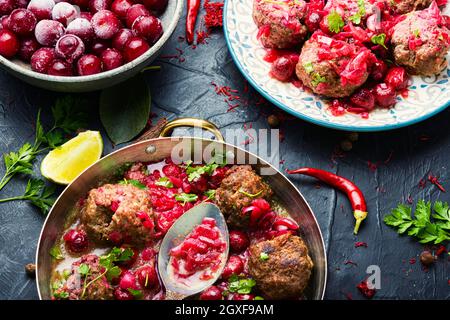 Köstliche Kufta oder Lammfleischbällchen in Kirschsauce Stockfoto