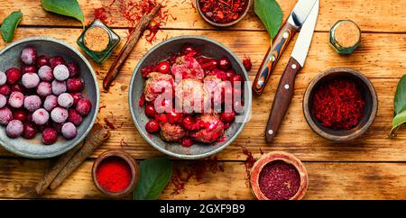 Köstliche Kyufta oder Lammfleischbällchen in Kirschsauce Stockfoto