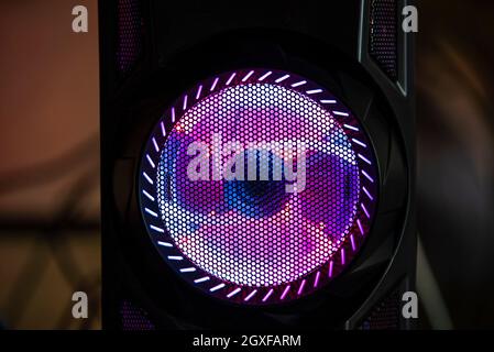 Detail des PC-Gaming-Gehäuses mit Lüfter, der von rgb beleuchtet wird led und Schutznetz Stockfoto