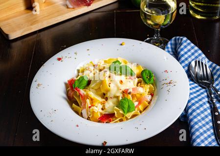 Tagliatelle mit Gorgonzola-Masarpone-Sauce und Schinken. Stockfoto