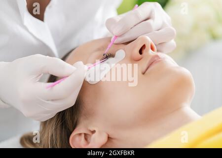 Frau, die ihre Wimpern im Salon verdickt und verlängert hat Stockfoto