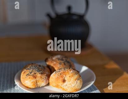 Brötchen auf dem Teller Stockfoto