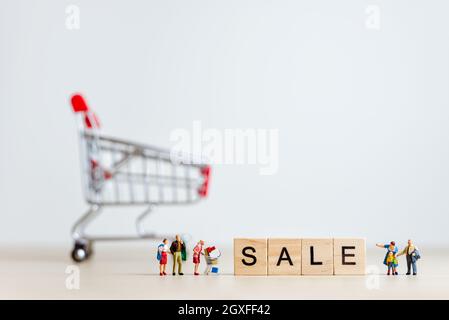 Gruppe von Menschen in der Nähe von riesigen Warenkorb. Verkaufskonzept Stockfoto