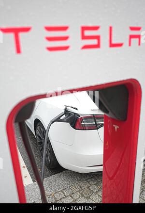 Berlin, Deutschland. Oktober 2021. Ein Tesla Model x wird am Tesla Supercharger auf dem EUREF Campus geladen. Quelle: Michael Kappeler/dpa/Alamy Live News Stockfoto