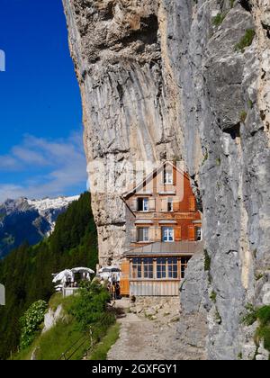 Aescher, das ikonische Bergrestaurant an den Klippen der Schweiz, der schönste Ort der Welt, in Alpstein. Stockfoto