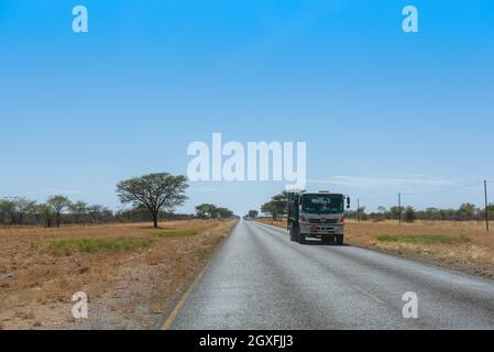 LKW auf dem Trans Kalahari Highway in der Nähe von Gobabis, Namibia Stockfoto