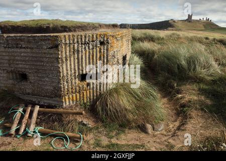 Betonsäulenkasten aus dem Zweiten Weltkrieg in der Nähe des Dunstanburgh Castle aus dem 14. Jahrhundert, nördlich von Craster, Northumberland, Großbritannien. Stockfoto