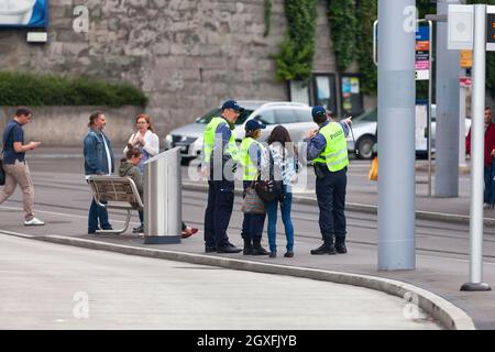 Zürich, Schweiz - 13 2018. Juni: Drei Polizisten der Polizei-Assistenz diskutieren an einer Straßenbahnhaltestelle. Stockfoto