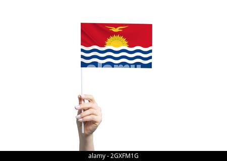 Schöne weibliche Hand hält Kiribati Flagge, isoliert auf weißem Hintergrund. Stockfoto