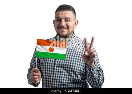 Weißer Kerl mit einer Flagge von Niger und zeigt zwei Finger isoliert auf weißem Hintergrund. Stockfoto