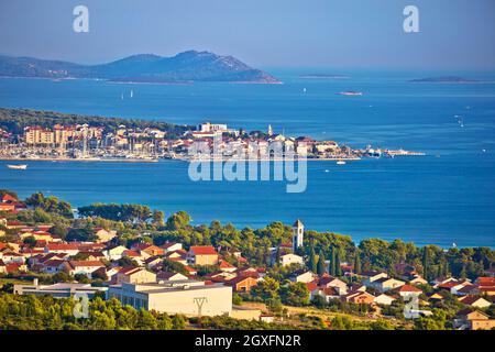 Biograd Na Moru und Sveti Filip i Jakov Waterfront Panoramablick, Städte in Dalmatien Region von Kroatien Stockfoto