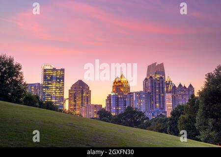Skyline von Midtown Atlanta vom Park bei Sonnenuntergang Stockfoto