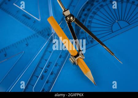 Ein mathematisches Set bestehend aus Kompass und Winkelmesser sowie Linealen und Winkeln. Stockfoto