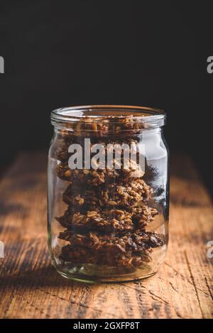 Banana Haferflocken-Kekse mit Schokoladenaufstrich im Glas Stockfoto