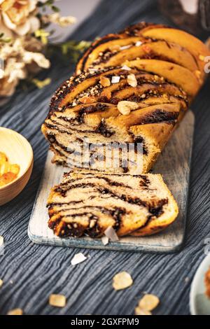 Traditioneller polnischer veganer Babka-Kuchen mit Schokolade auf Holzboden Stockfoto