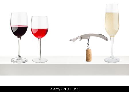 Gläser mit verschiedenen Weinen auf weißem Regal. Stockfoto