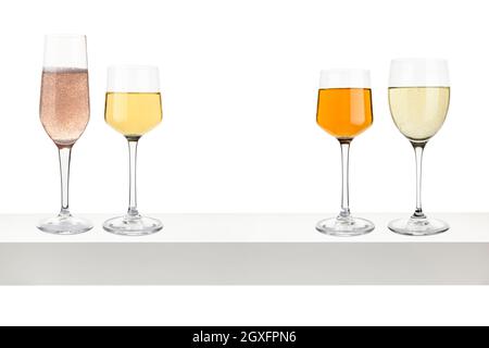 Gläser mit verschiedenen Weinen auf weißem Regal. Stockfoto