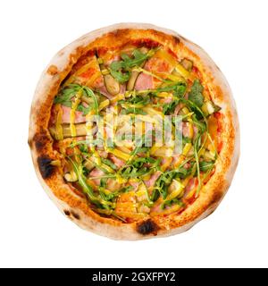 Pizza isoliert auf weißem Hintergrund. Blick von oben auf heiße Pizza. Ausgewählter Schinken, Gurken, frische Rucola und Honig-Senf-Sauce auf der Basis von zwei Käsesorten - Creat Stockfoto