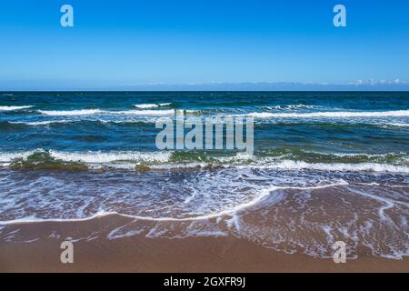 Wellen an der Ostseeküste in Kühlungsborn, Deutschland. Stockfoto