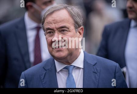 05. Oktober 2021, Berlin: Der CDU-Bundespräsident und Ministerpräsident von Nordrhein-Westfalen, Armin Laschet, verlässt nach einer Pressekonferenz nach Sondierungsgesprächen zwischen CDU/CSU und Bündnis 90/die Grünen nach den Bundestagswahlen. Foto: Michael Kappeler/dpa Stockfoto
