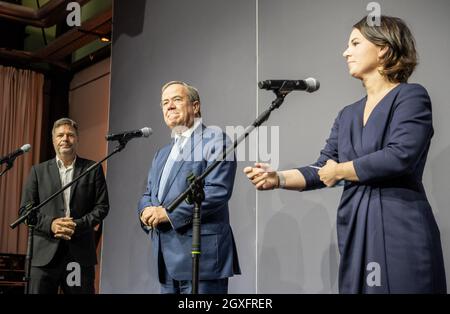 05. Oktober 2021, Berlin: Robert Habeck, Bundesvorsitzender von Bündnis 90/die Grünen, steht neben Armin Laschet, CDU-Bundesvorsitzender und Ministerpräsidentin von Nordrhein-Westfalen, Annalena Baerbock, Bundesvorsitzende von Bündnis 90/die Grünen, auf einer Pressekonferenz nach Sondierungsgesprächen zwischen CDU/CSU und Bündnis 90/die Grünen nach der Bundestagswahl. Foto: Michael Kappeler/dpa Stockfoto