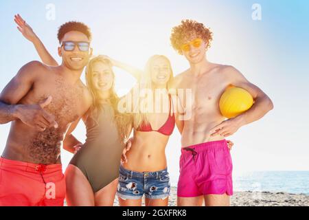 Eine Gruppe von Freunden, die gerne am Beachvolleyball am Strand Stockfoto