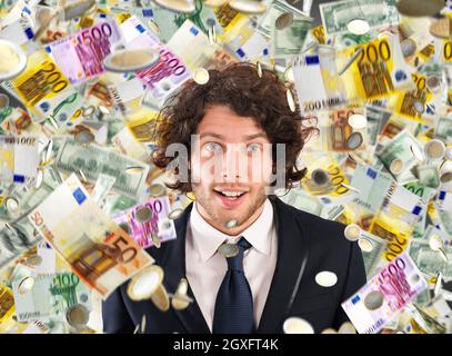 Konzept von Erfolg und Karriere eines Geschäftsmannes mit verregneten Banknoten Stockfoto