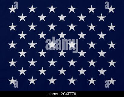 Nahaufnahme bestickte weiße Sterne auf blauem Kanton aus schwerer Baumwollleinwand US-Nationalflagge, Symbol des amerikanischen Patriotismus, erhöhte Hochwinkelansicht, düster Stockfoto