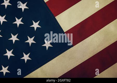 Nahaufnahme Vintage verwitterte schwere Baumwolle Leinwand bestickt US-Nationalflagge Hintergrund, Symbol des amerikanischen Patriotismus, erhöhte Hochwinkel-Ansicht, direkt Stockfoto