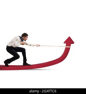Entschlobener Geschäftsmann mit viel Aufwand hebt Statistik Pfeil mit einem Seil Stockfoto