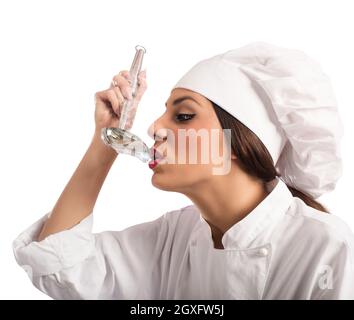 Der Koch verkostet das Gericht aus einer Pfanne Stockfoto