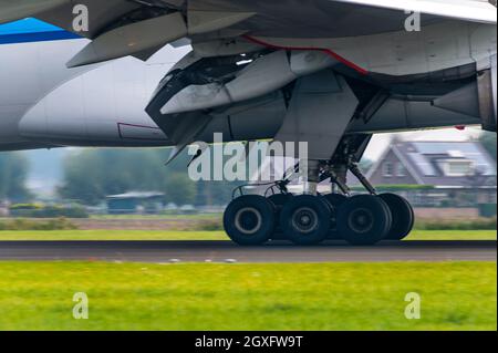 Fahrwerk für Passagierflugzeuge während der Landung Stockfoto