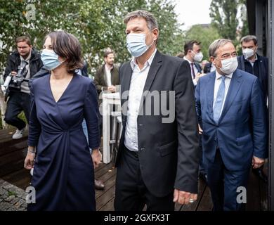 05. Oktober 2021, Berlin: Annalena Baerbock, Bundesvorsitzende des Bündnisses 90/die Grünen, geht mit Robert Habeck, Bundesvorsitzender des Bündnisses 90/die Grünen, Armin Laschet, CDU-Bundespräsident und Ministerpräsident von Nordrhein-Westfalen, , Und Markus Söder, Ministerpräsident Bayerns und CSU-Chef nach einer Pressekonferenz nach Sondierungsgesprächen zwischen CDU/CSU und Bündnis 90/die Grünen nach der Bundestagswahl. Foto: Michael Kappeler/dpa Stockfoto