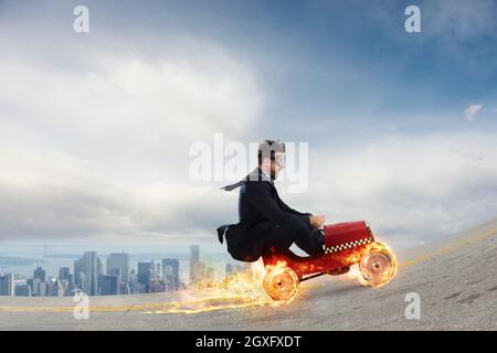 Schnelle Geschäftsmann mit einem Auto gewinnt gegen die Konkurrenten. Konzept für geschäftlichen Erfolg und Wettbewerb Stockfoto