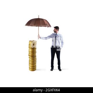 Unternehmer schützt sein Geld sparen mit Regenschirm aus dem Sturm. Konzept der Versicherung und Geld Schutz