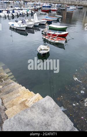 Detail der Boote, die an einem Pier in der Stadt geparkt sind Stockfoto