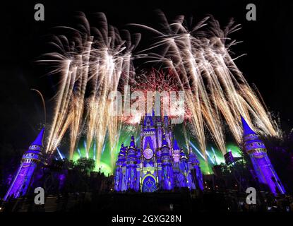 Feuerwerk beleuchtet Cinderella Castle im Magic Kingdom anlässlich des 50. Jahrestages von Walt Disney World am 30. September 2021 in Lake Buena Vista, Florida. (Foto von Joe Burbank/Orlando Sentinel/TNS/Sipa USA) Stockfoto