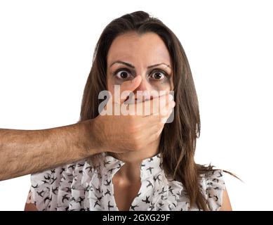 Hand bedeckt den Mund eines verwundeten und verängstigten Mädchens Stockfoto