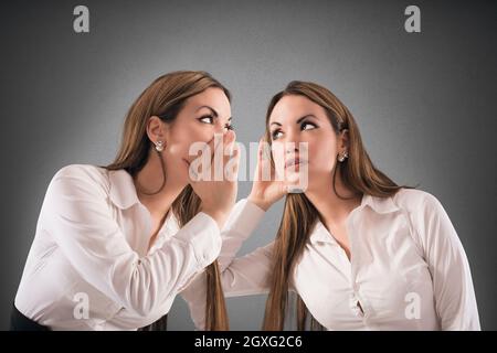 Frau spricht mit einer Frau wie ihr Stockfoto