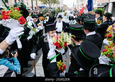 Villefranche-sur-Saône (Frankreich), 3. Oktober 2021. Welle von Wehrpflichtigen in der Nationalstraße. Stockfoto