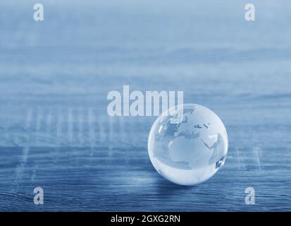 Welt-Glaskugel mit Kontinenten auf dem Tisch Stockfoto