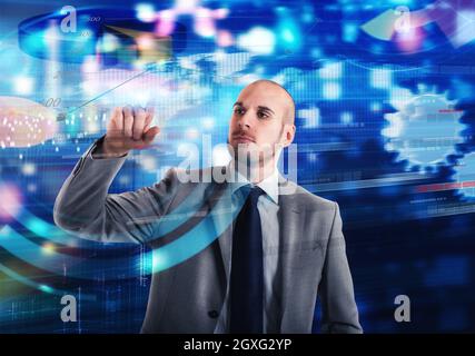 Geschäftsmann berührt einen virtuellen Bildschirm der Geschäftsanalyse Stockfoto