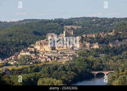 Beynac et Cazenac, Frankreich - 4. September 2018: Das mittelalterliche Chateau de Beynac erhebt sich auf einem Kalksteinfelsen über der Dordogne von Castelnaus gesehen Stockfoto