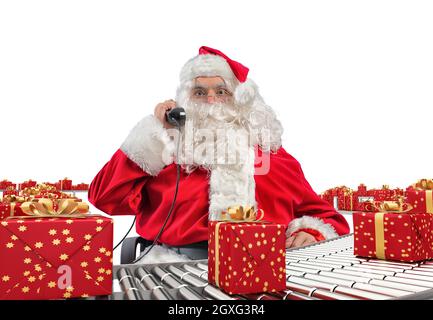 3D-Rendering der Weihnachtsmann erhält Anfragen per Telefon, sitzt auf einem Stuhl und checkt Weihnachtsgeschenkschachteln und wird auf eine Transportwalze gewickelt Stockfoto