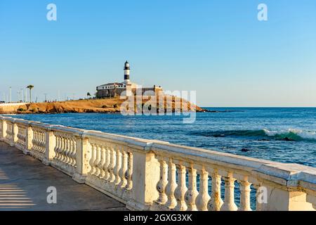 Barra Leuchtturm (Farol da Barra) eines der wichtigsten historischen Gebäude und touristischen Ort in der Stadt Salvador in Bahia umgeben vom Meer während Stockfoto