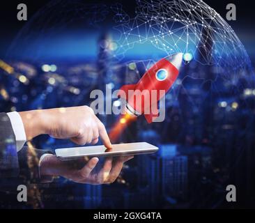 Geschäftsmann startet Rakete vom Handy. 3D-Rendering Stockfoto